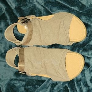 VERY G sandals grayish brown size 9